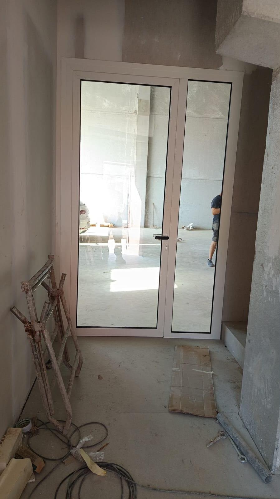 Puertas de cristal en construcción