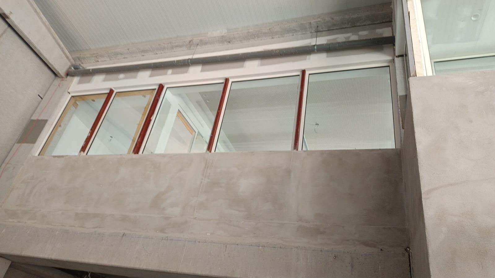 Ventanas instaladas en muro de hormigón