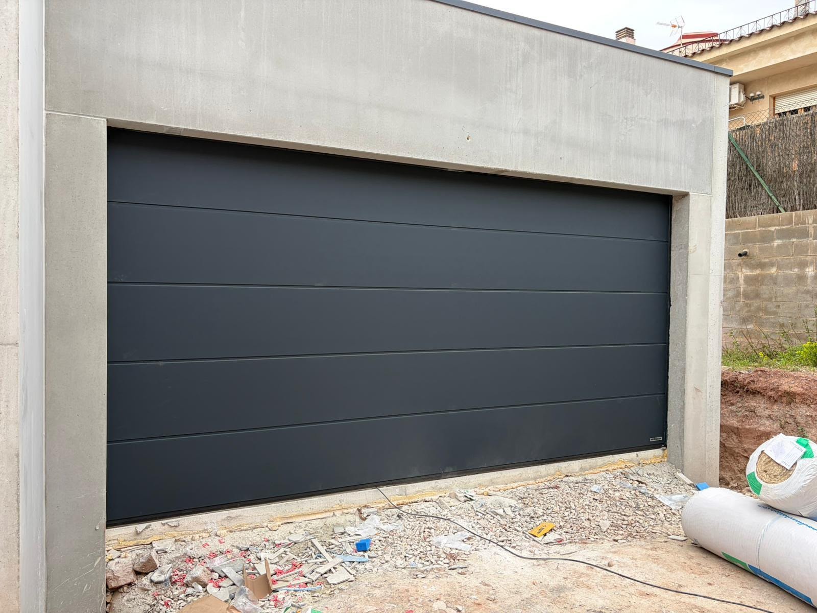 Puerta de garaje negra moderna