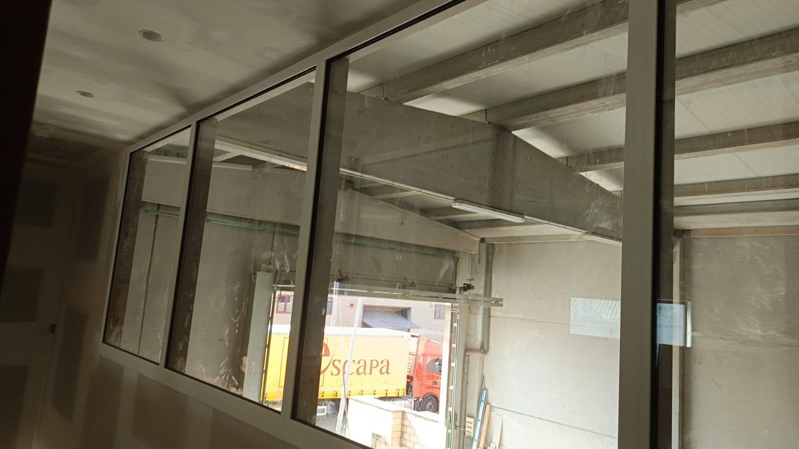 Interior de oficina con ventanales
