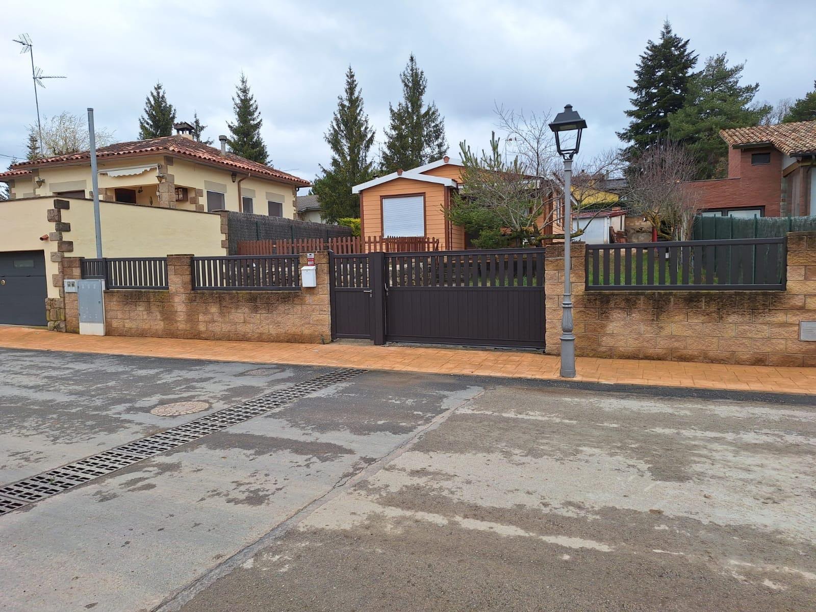 Calle residencial con viviendas