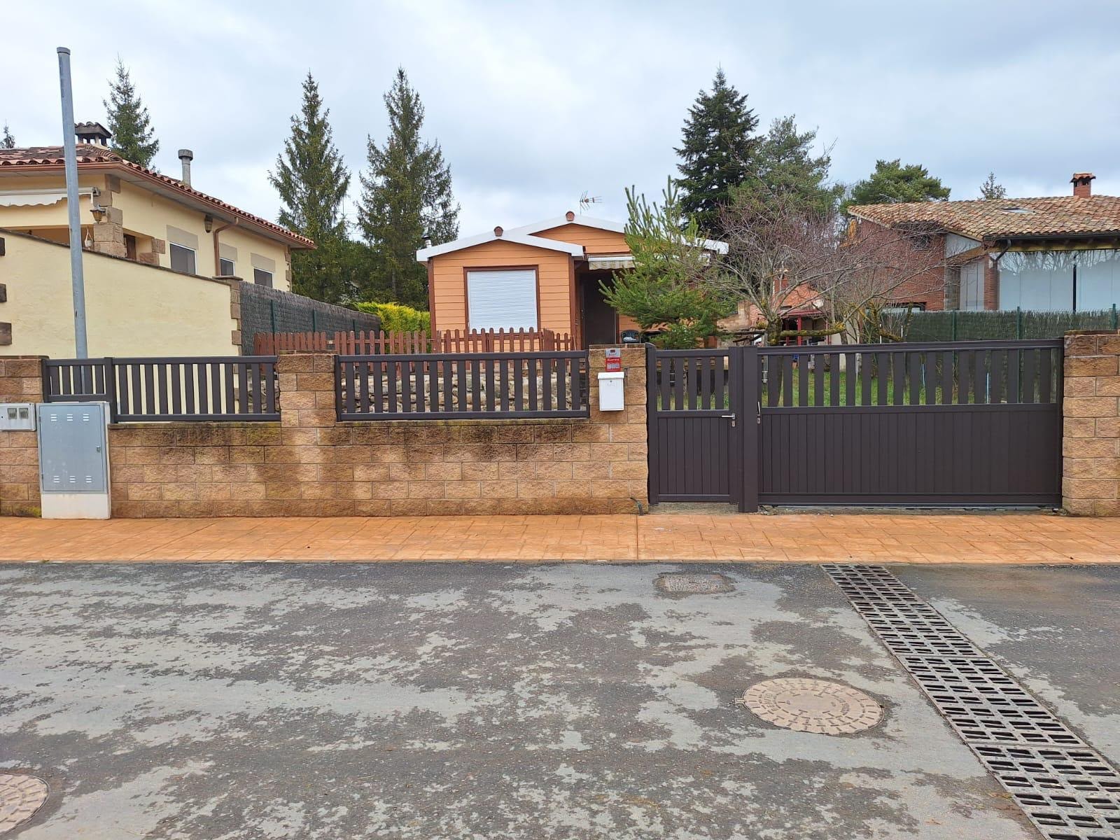 Calle residencial con casas y jardines