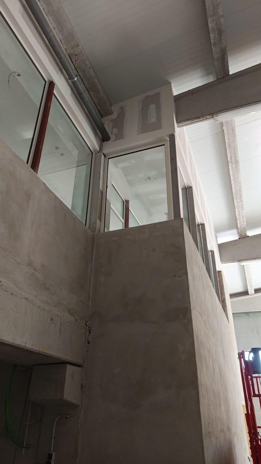 Caja de escalera con ventanas de cristal