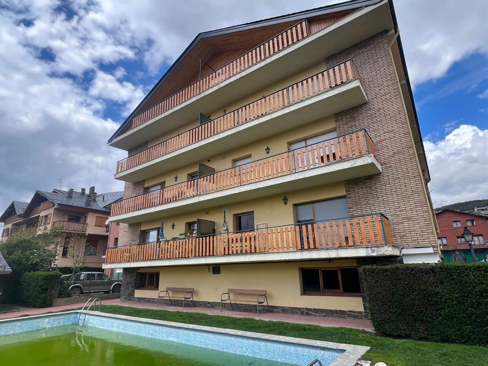 Edificio moderno con piscina y balcones